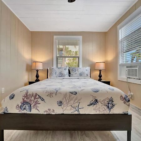 Stones Throw Beachside Bungalow #1 On The Beach Clearwater Beach Exterior foto