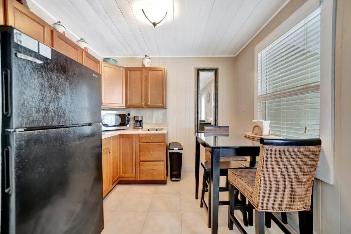 Stones Throw Beachside Bungalow #1 On The Beach Clearwater Beach Exterior foto